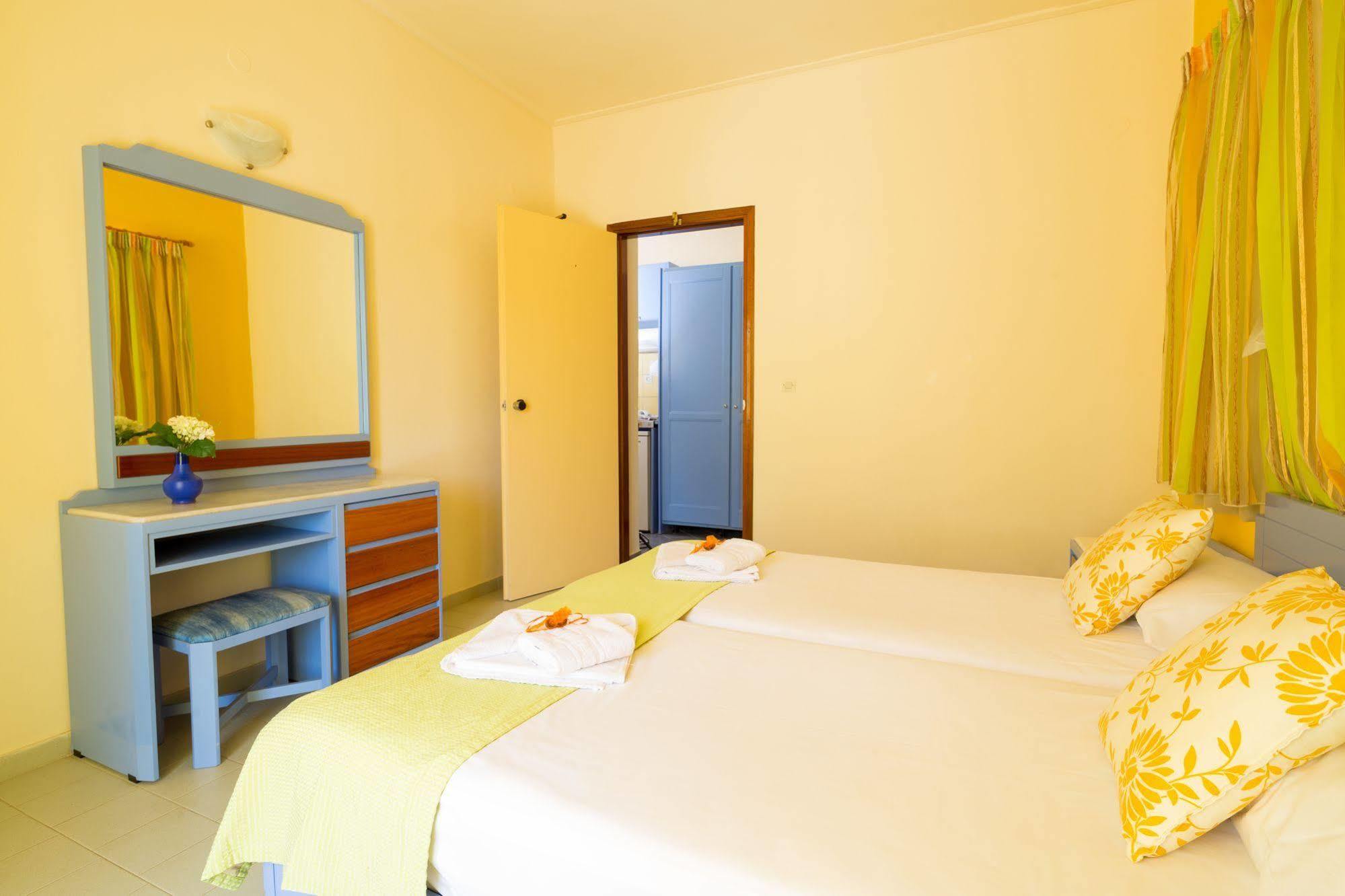 Raisakis Apartments Agia Marina Esterno foto
